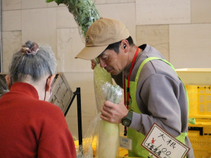 一宮・キッチンせいしょう、「ちば農福連携マルシェ」出店　葉付き野菜150本完売